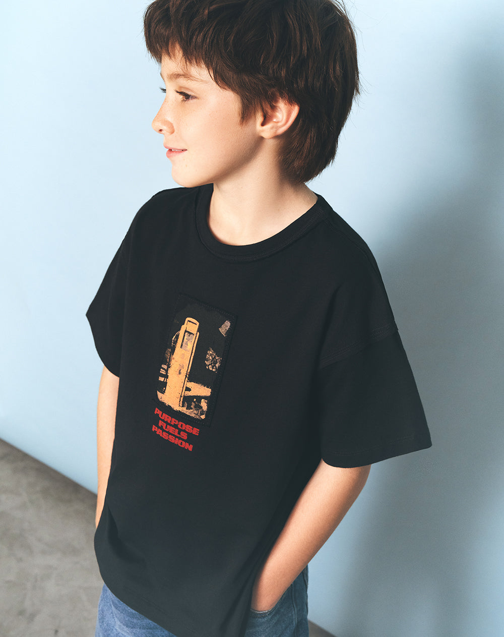 Camiseta regular manga corta negra niño