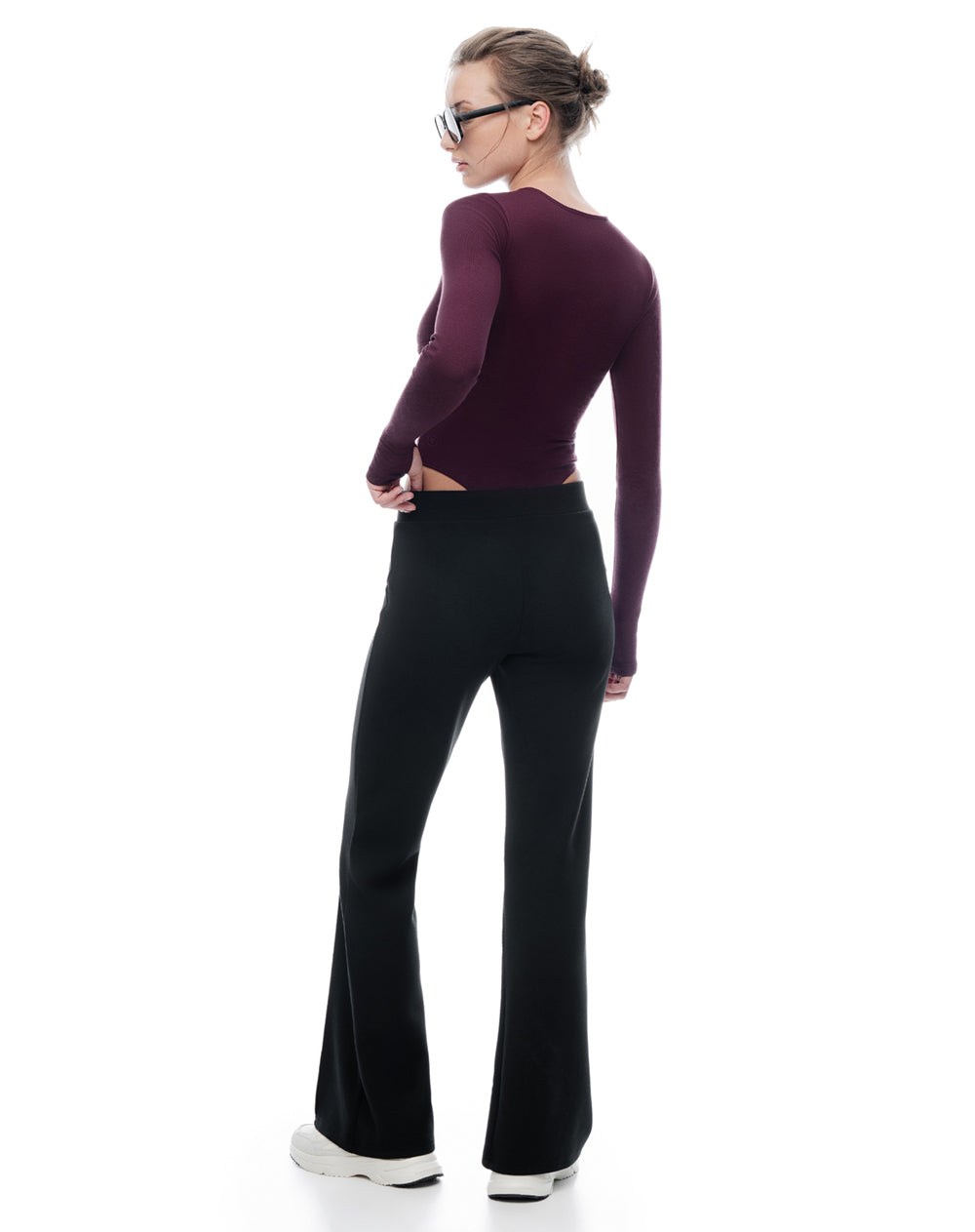 Pantalón tiro medio bota campana negro mujer
