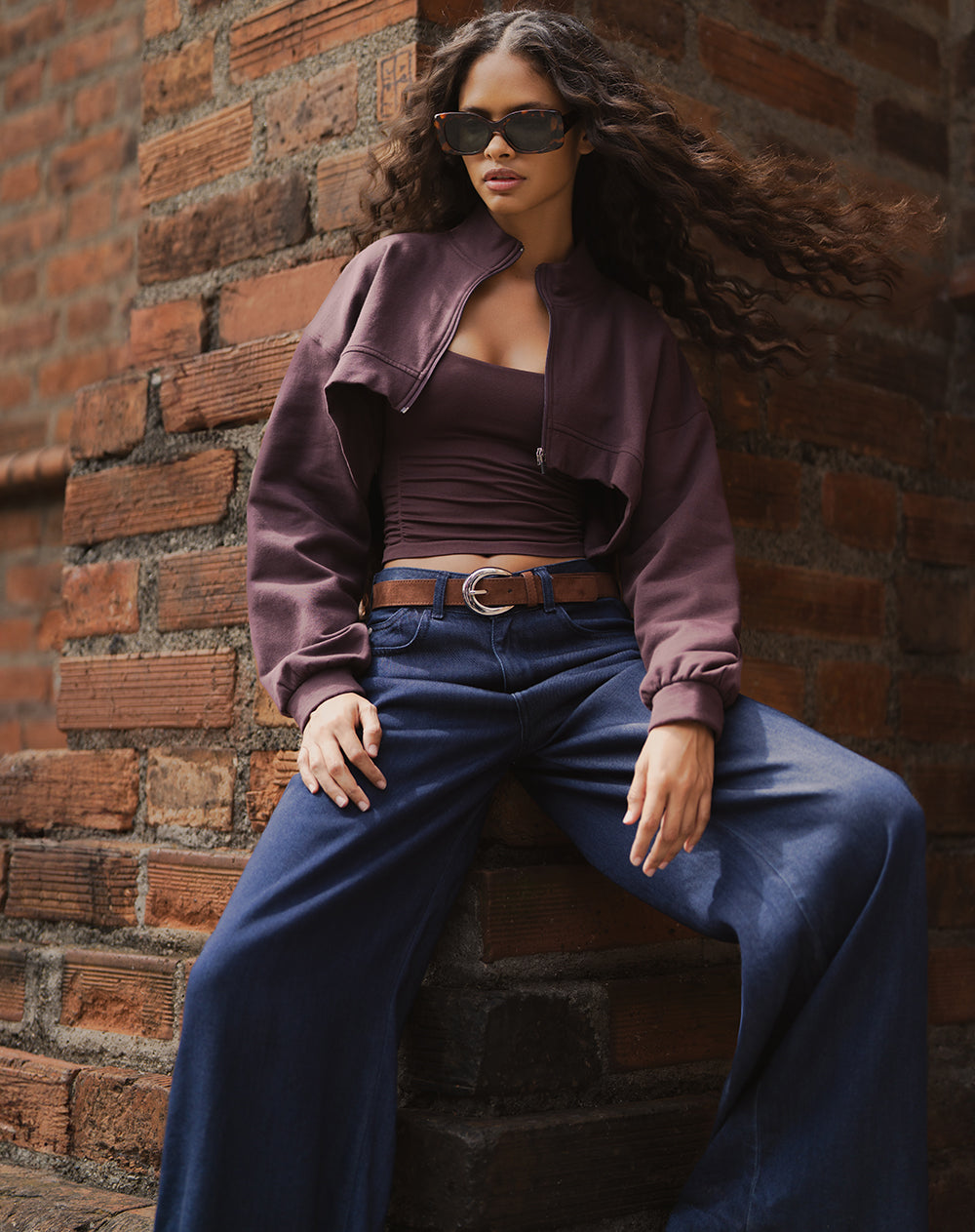 Buzo cropped cuello alto vinotinto mujer