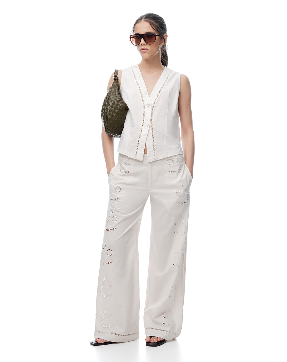 Pantalón regular tiro medio arena mujer