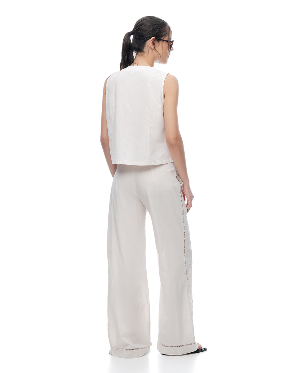 Pantalón regular tiro medio arena mujer