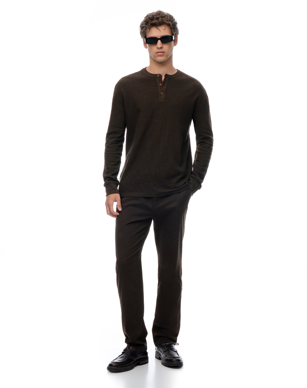 Pantalón slim tiro medio café hombre