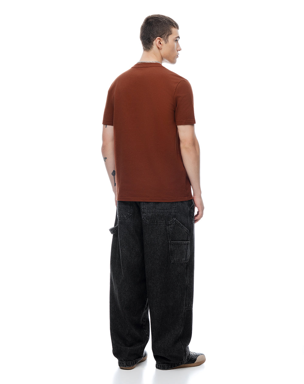 Camiseta regular fit manga corta café