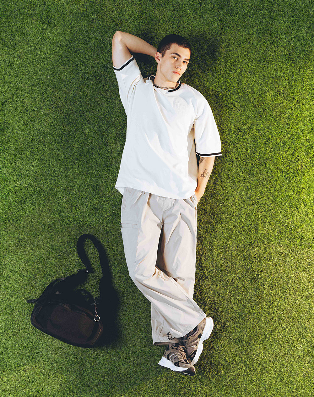 Camiseta regular algodón vainilla bordada hombre