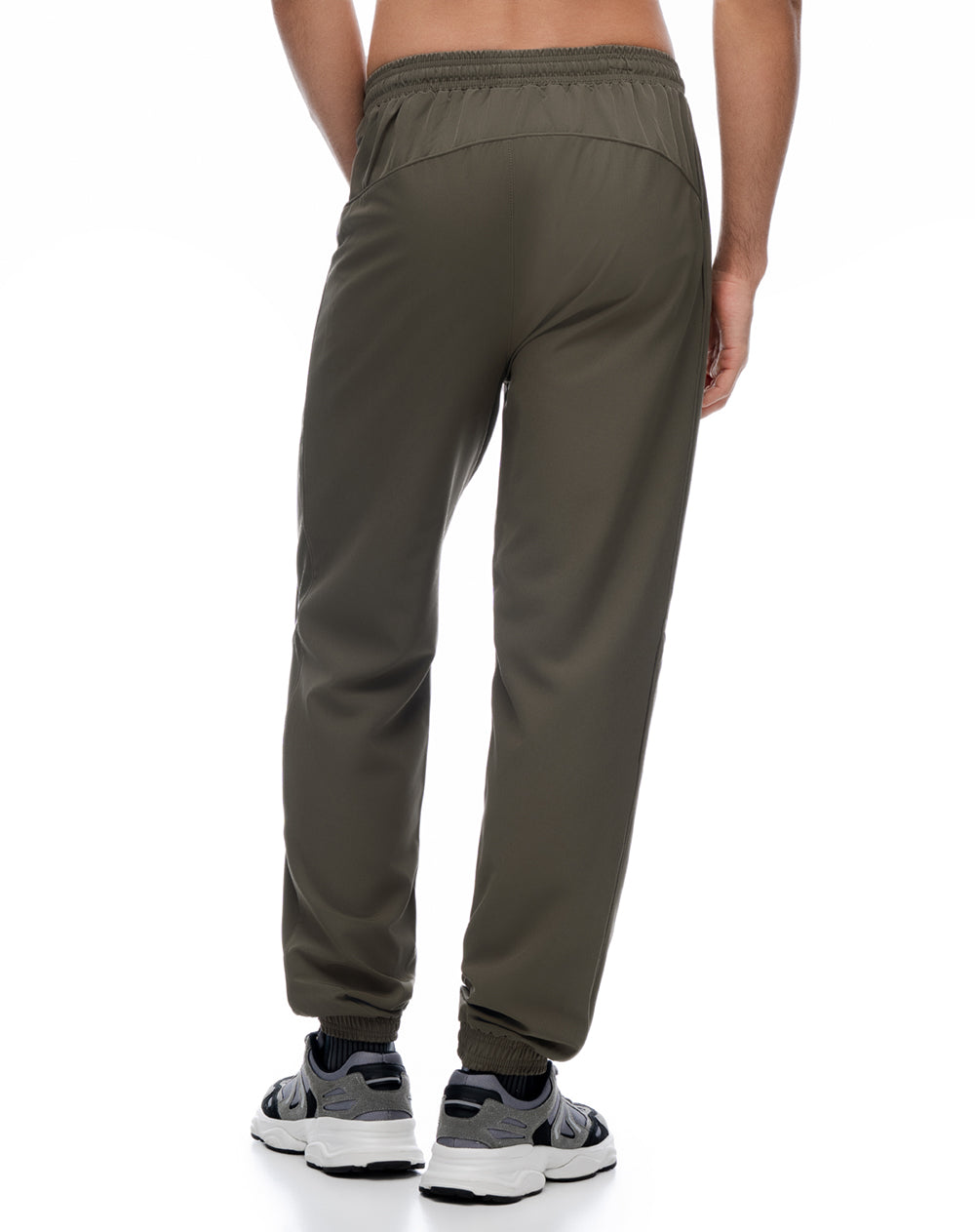 Jogger regular tiro medio café hombre