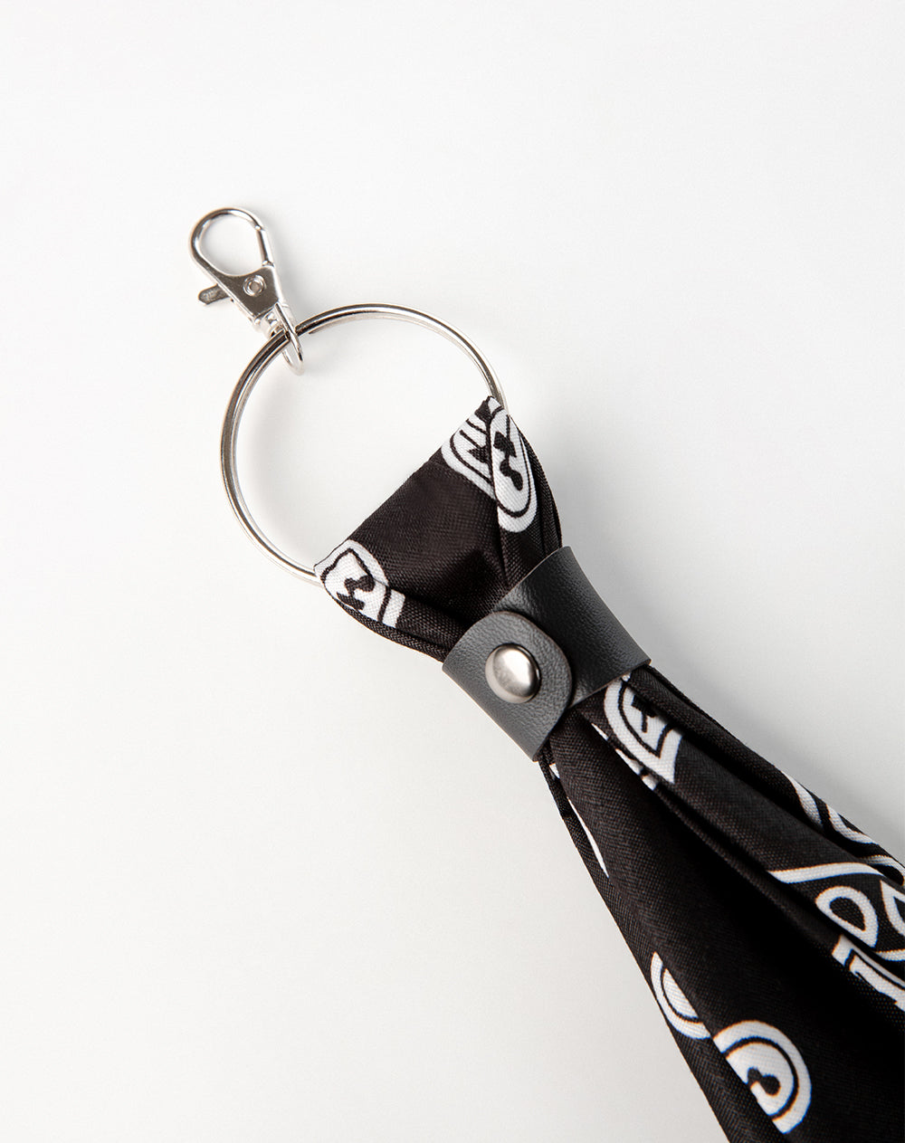 Llavero charm pañoleta negro