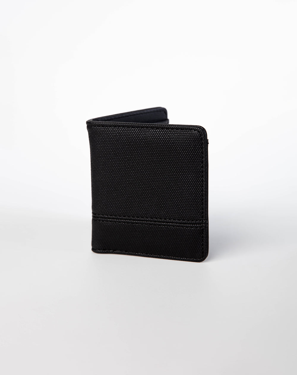 Billetera masculina-Color negro-Silueta cuadrada con compartimientos para tarjetas, documentos, billetes y monedas-Composición: exterior: 100%