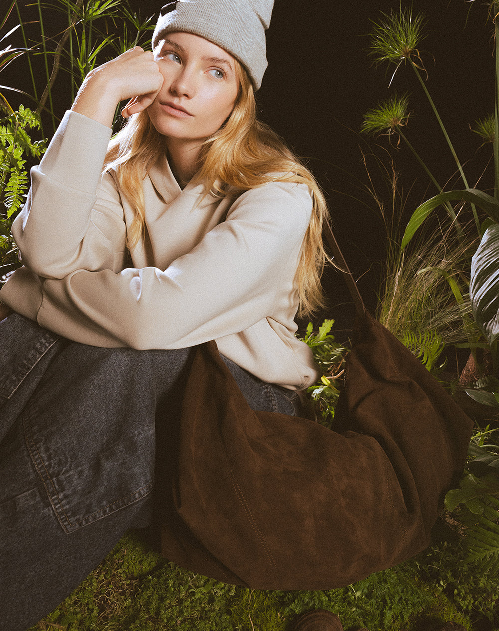 Bolso hobo tipo gamuza café mujer