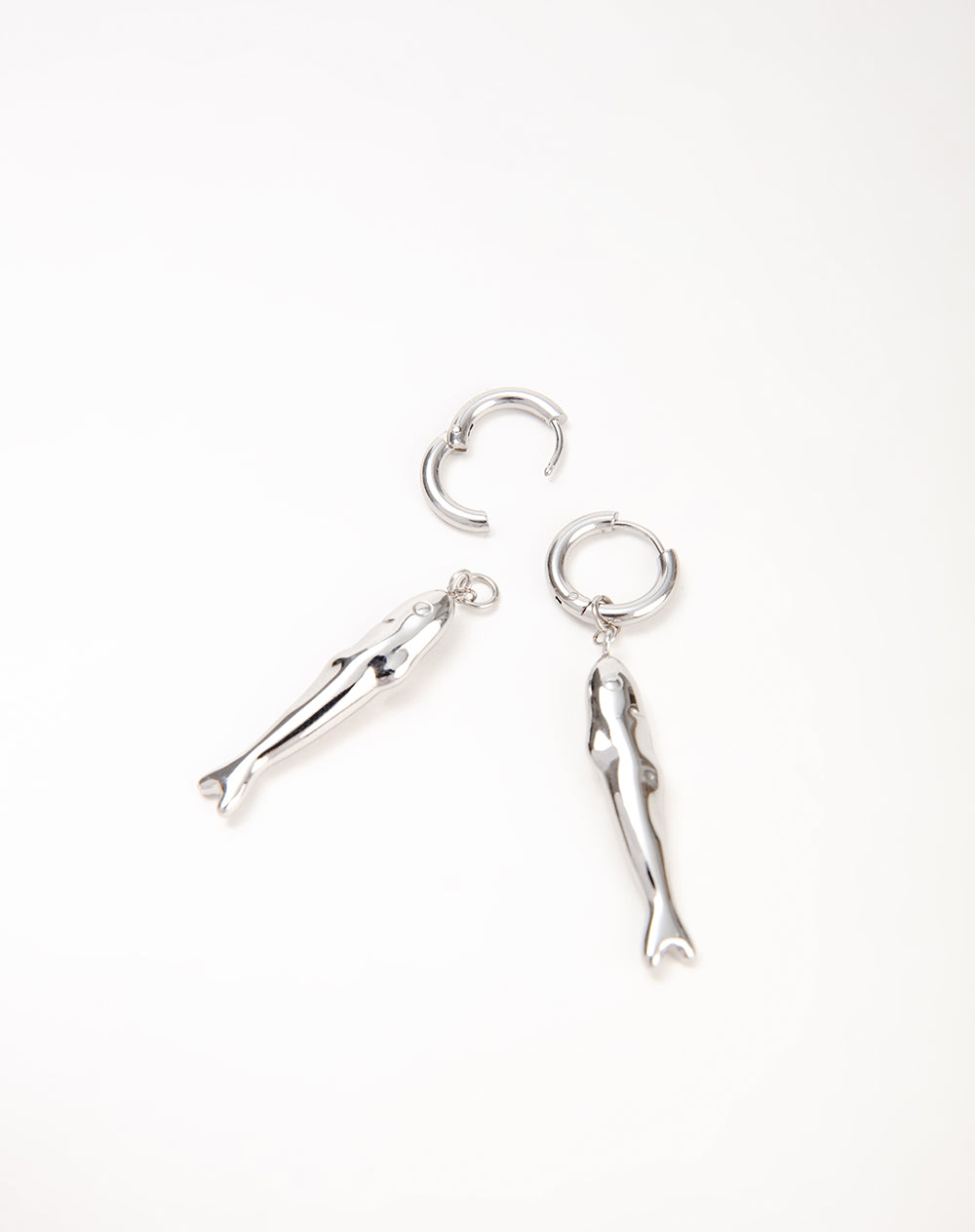 Aretes peces plateados