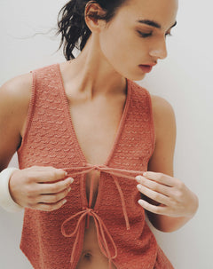 Chaleco tejido anudado terracota mujer