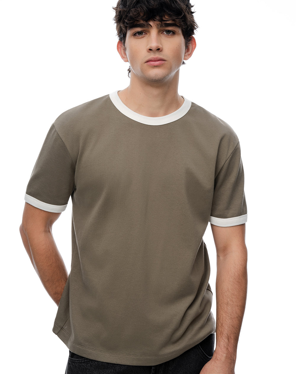 Camiseta regular café hombre