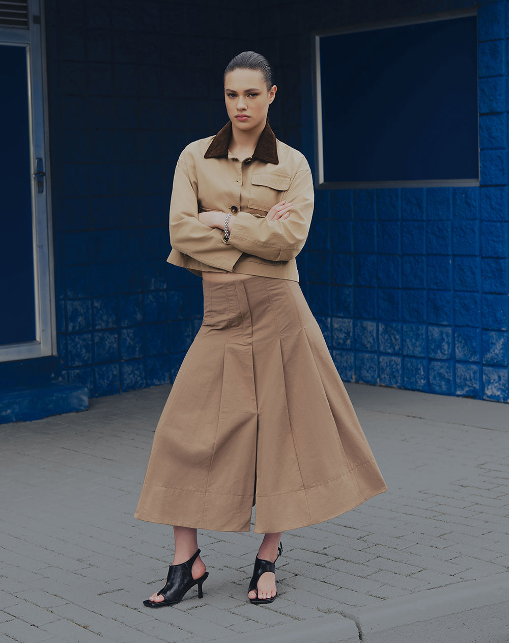 Falda midi en A tiro alto café mujer