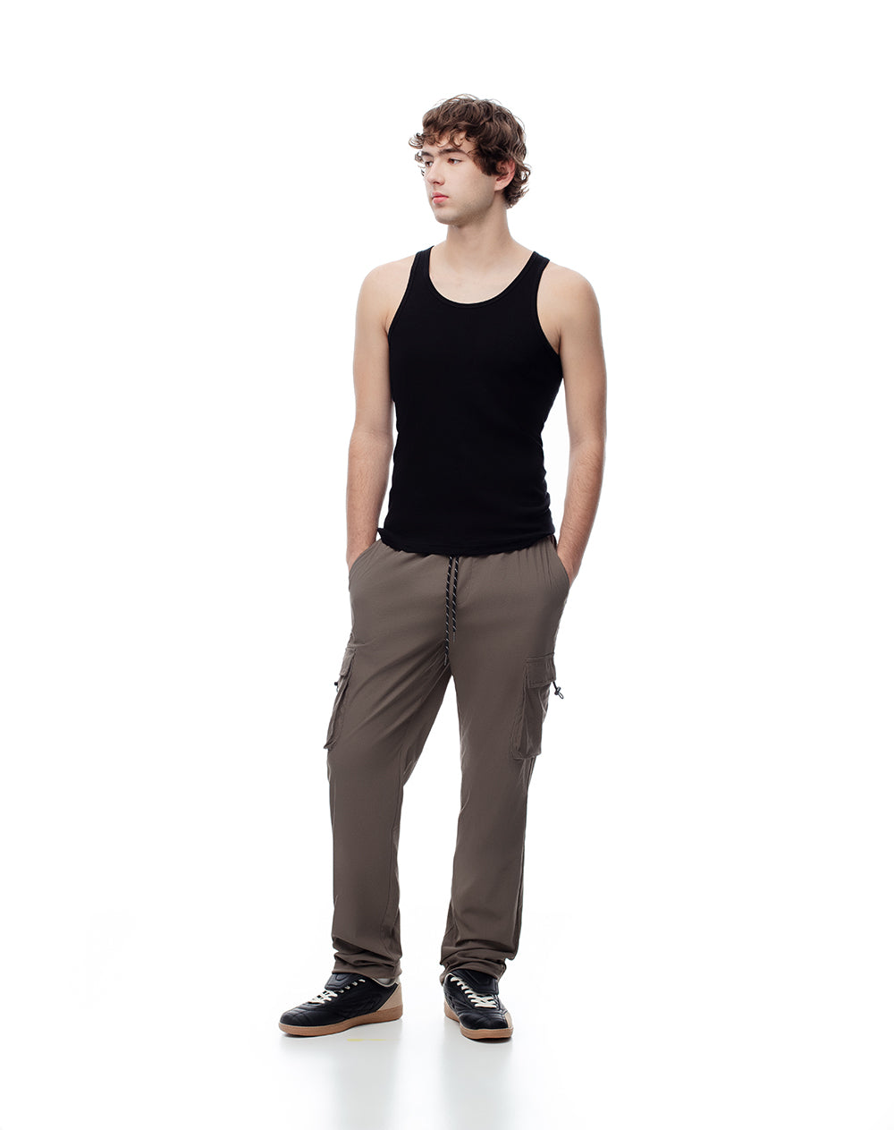 Pantalón regular fit tiro medio café