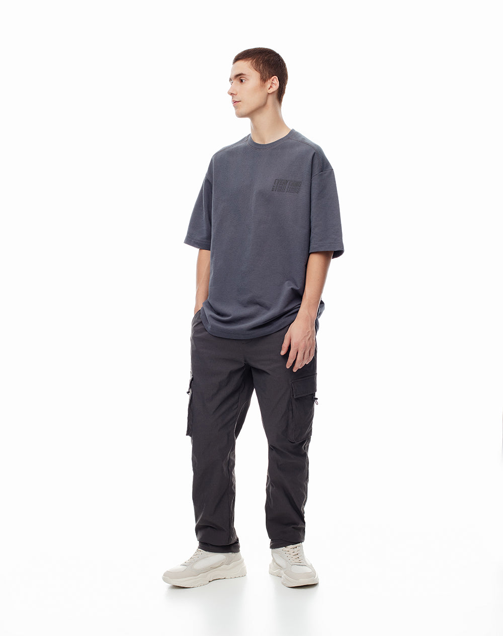 Pantalón cargo regular liviano gris hombre