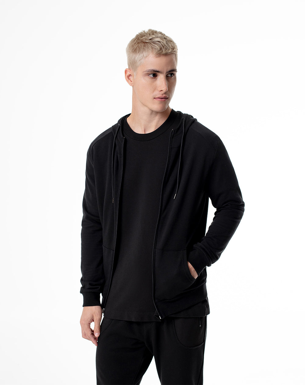 Chaqueta regular fit con capucha negra