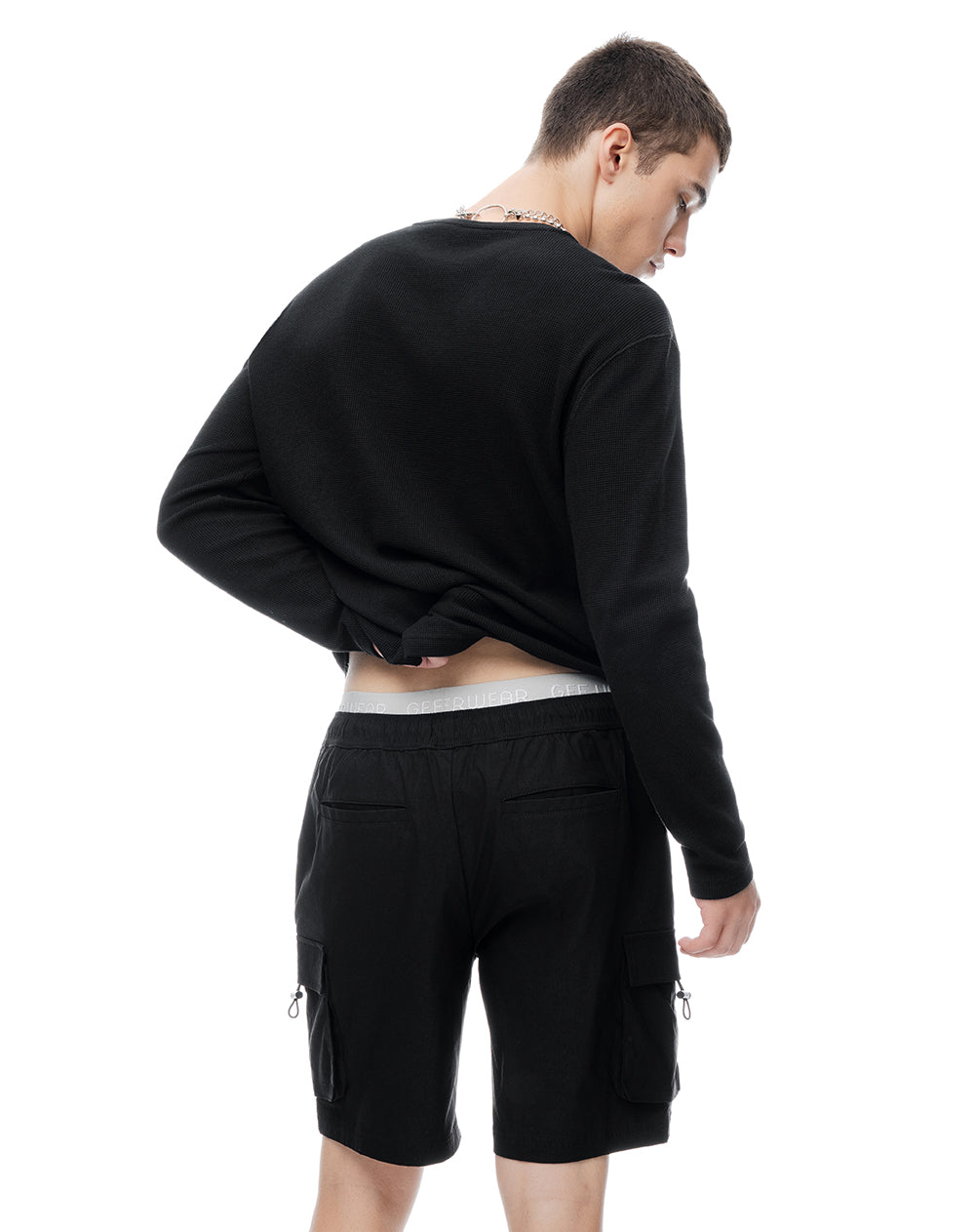 Bermuda cargo regular negra hombre