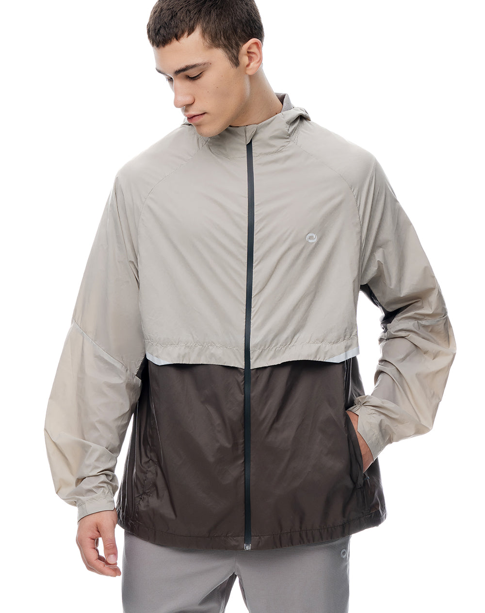 Chaqueta regular rompevientos taupe bloques hombre