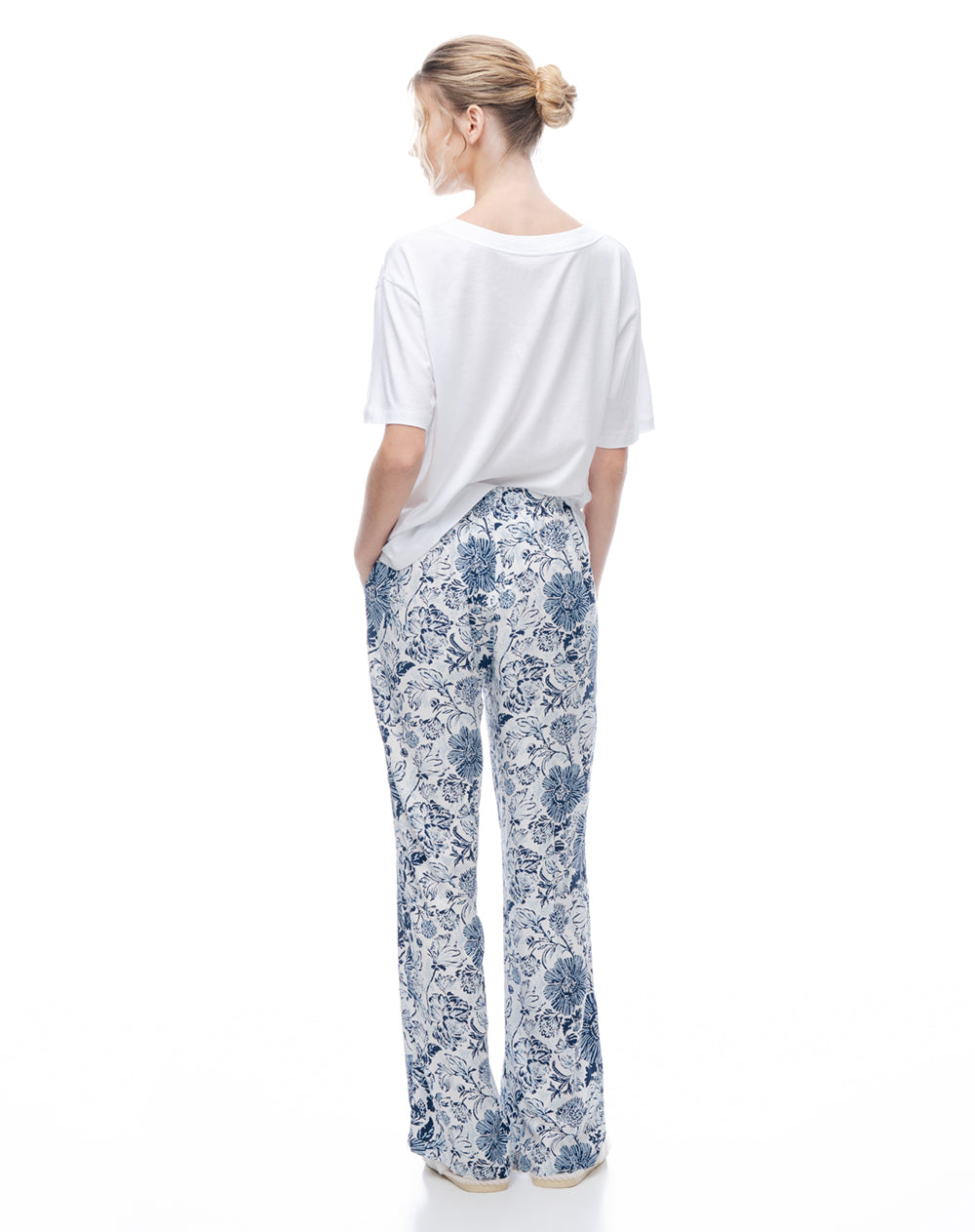 Pantalón relaxed tiro medio azul estampado mujer