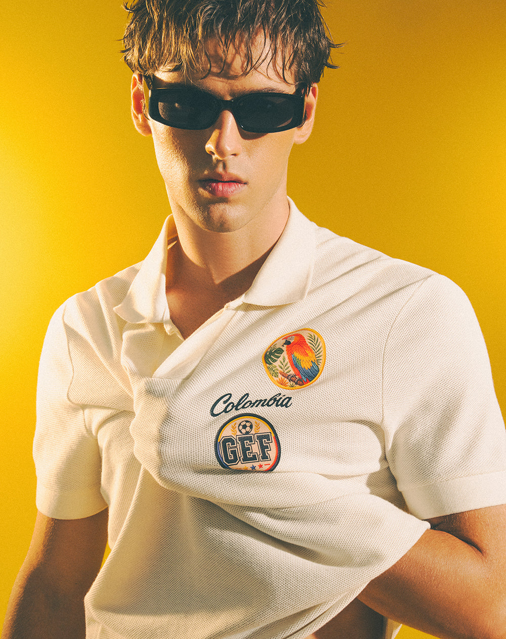 Camiseta polo regular Colombia juega bonito blanca hombre