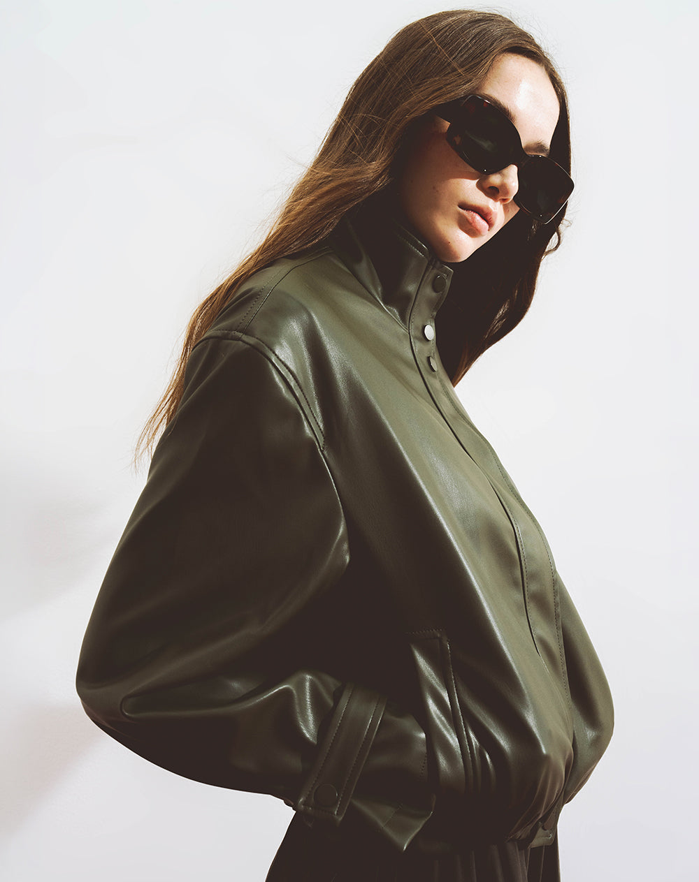 Chaqueta regular tipo cuero verde mujer