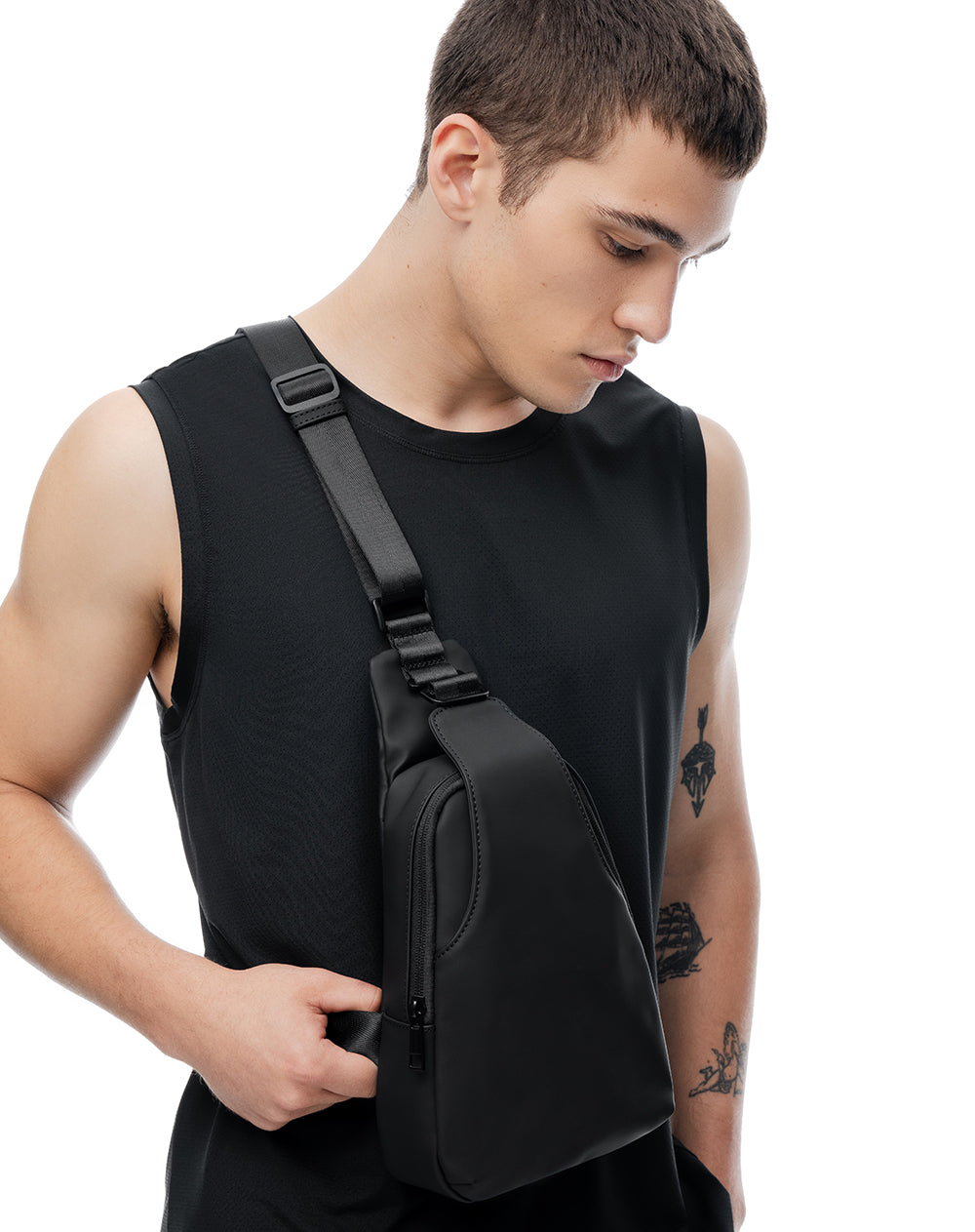 Bolso sling negro hombre