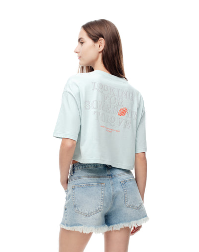 Camiseta crop regular algodón azul estampada mujer