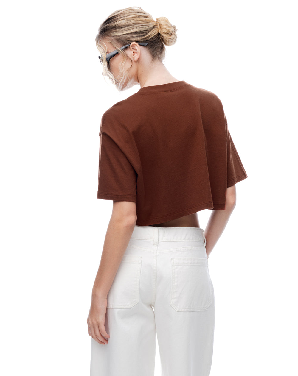 Camiseta crop regular algodón café estampada mujer