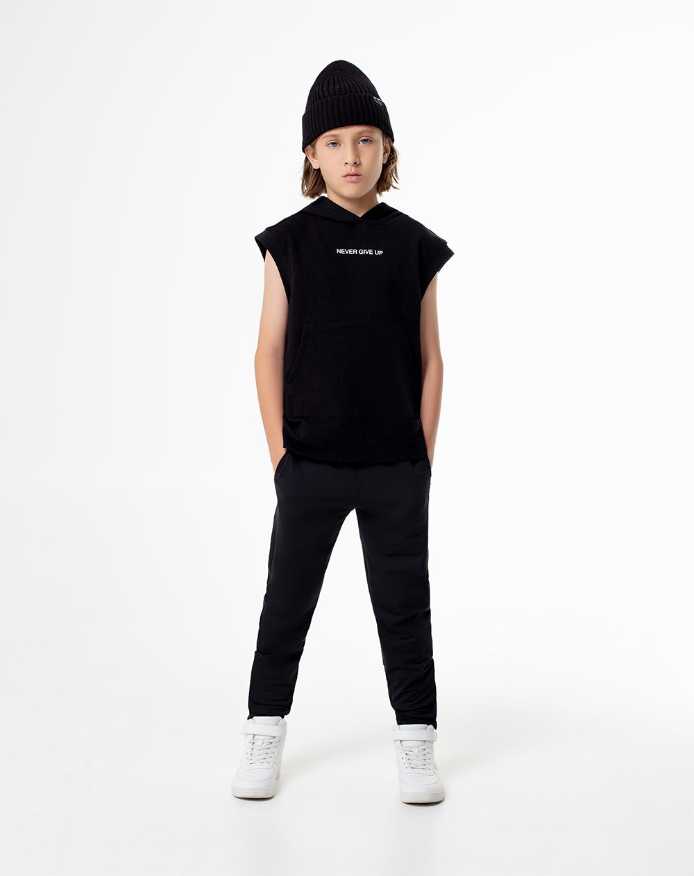 Pantalón tipo jogger negro niño