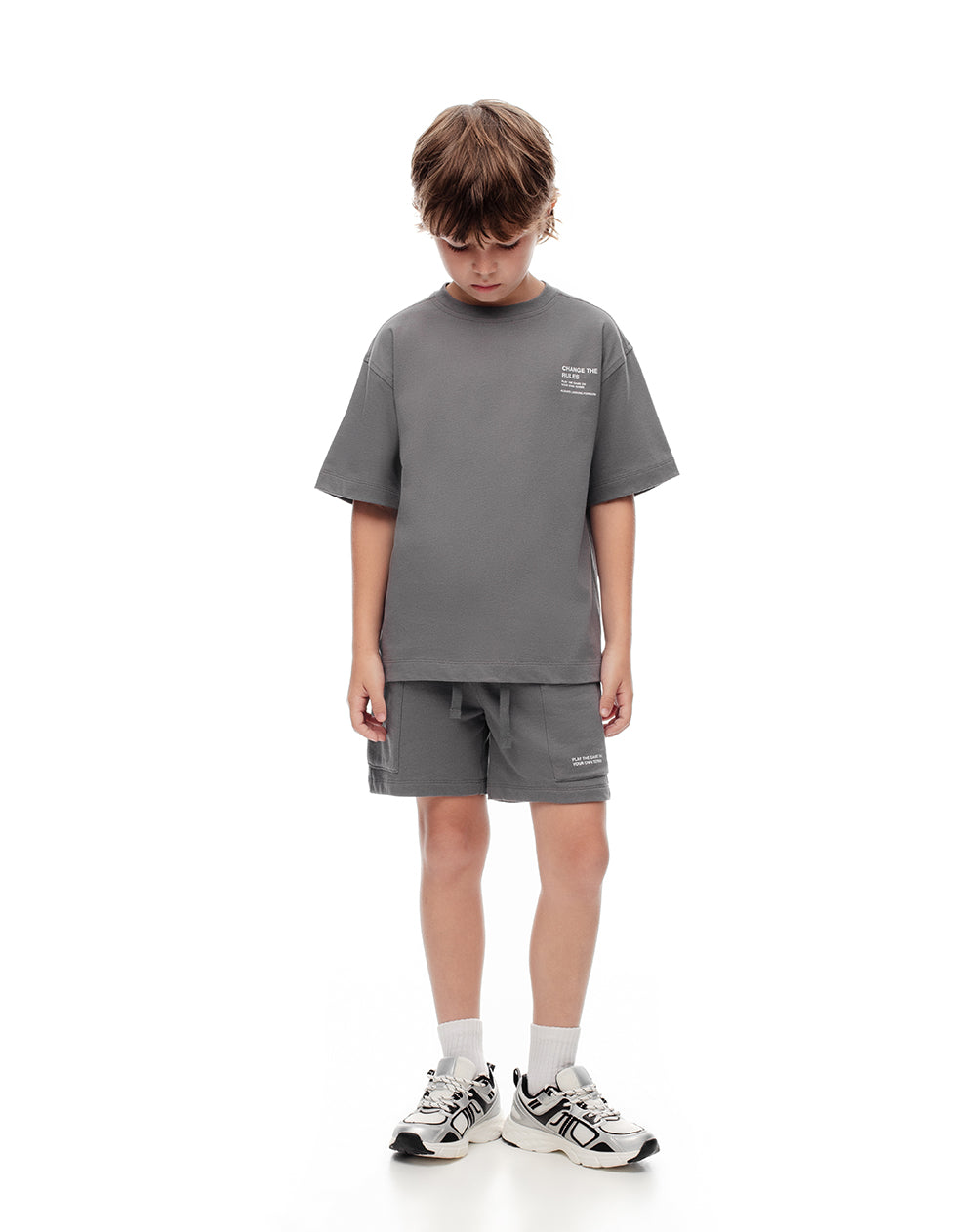 Conjunto camiseta + bermuda gris niño