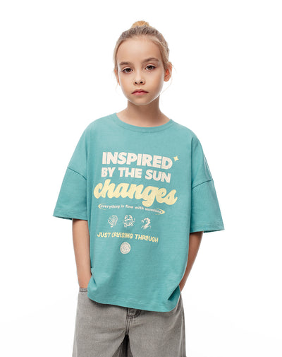 Camiseta regular algosón azul estampada niña