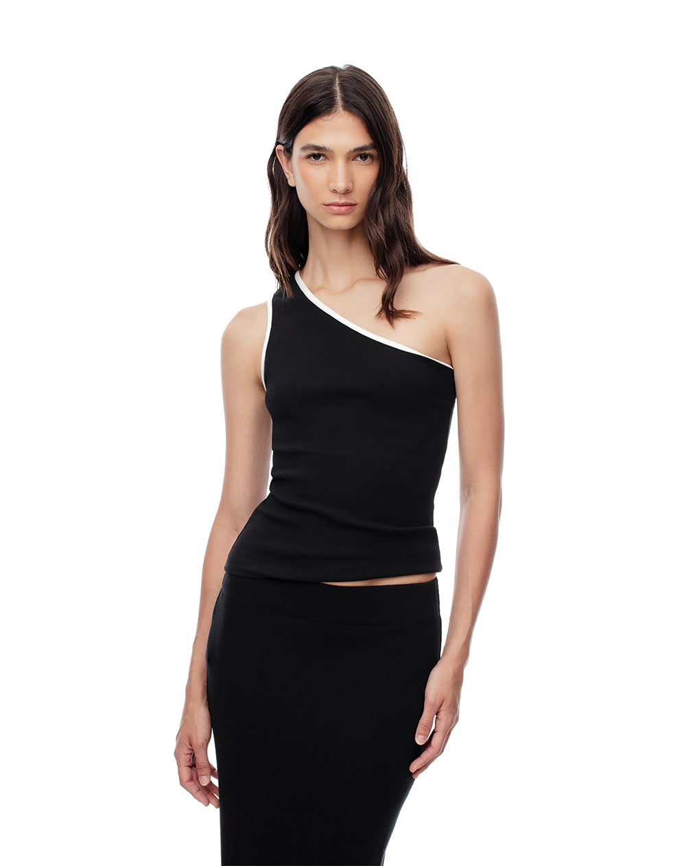 Camiseta de un solo hombro slim negra mujer