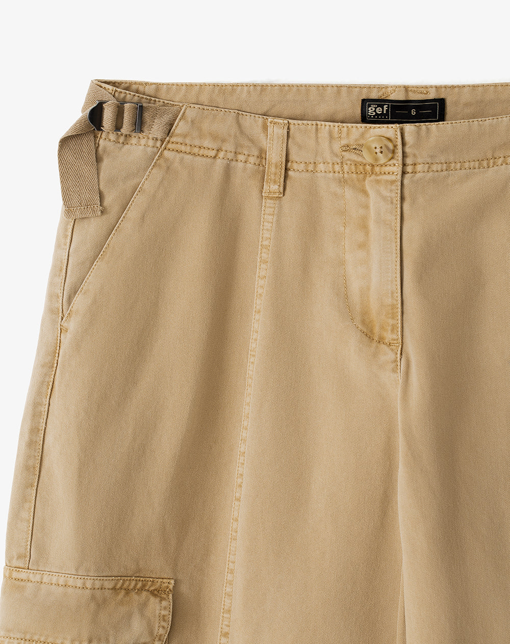 Pantalón regular fit tiro bajo en drill arena