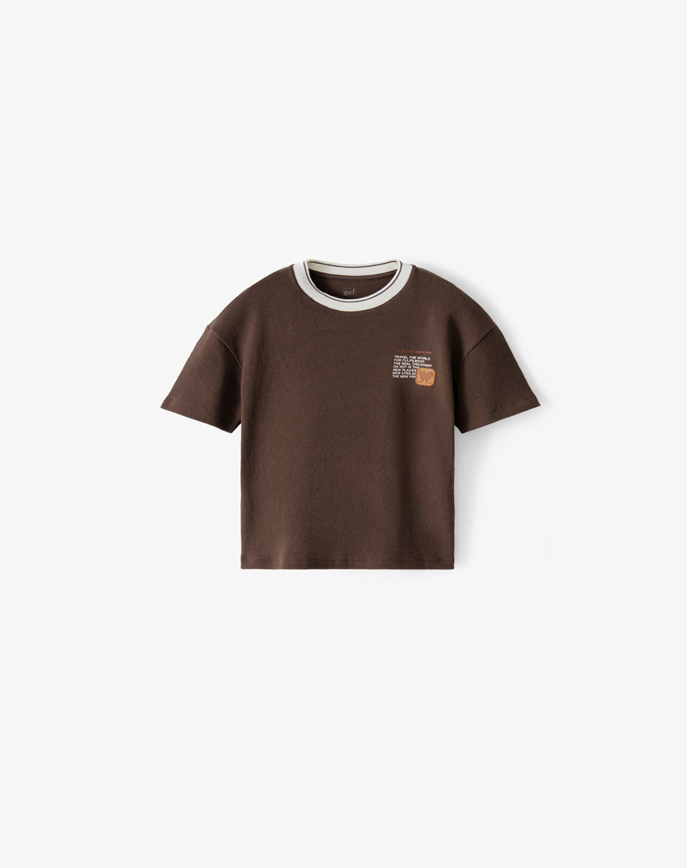 Camiseta regular manga corta café niño