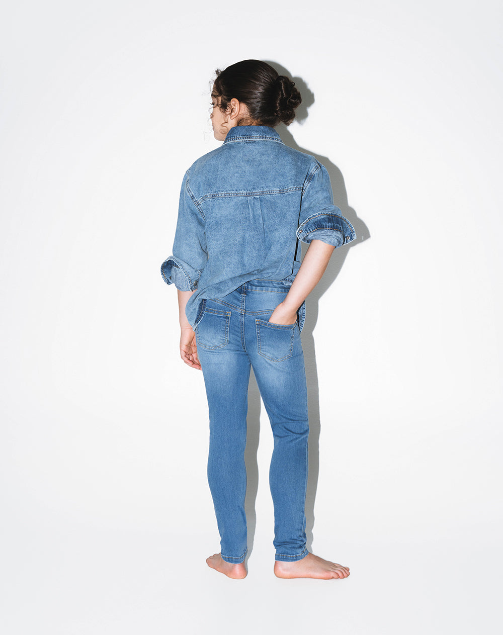 Jean skinny tiro medio elástico interno 100% algodón índigo medio niña