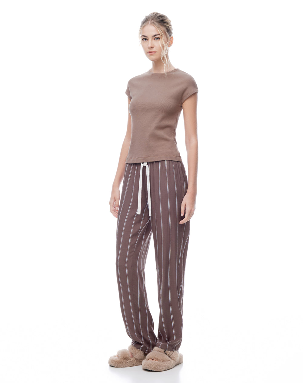 Pantalón regular tiro medio café rayas mujer