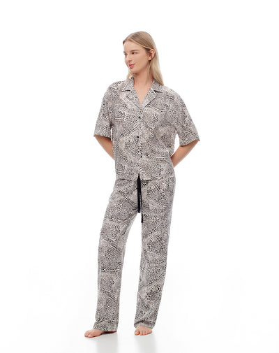 Pantalón regular fit tiro medio crudo estampado