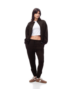 Jogger tiro medio chocolate mujer