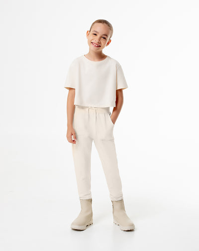 Jogger regular tiro medio crema niña