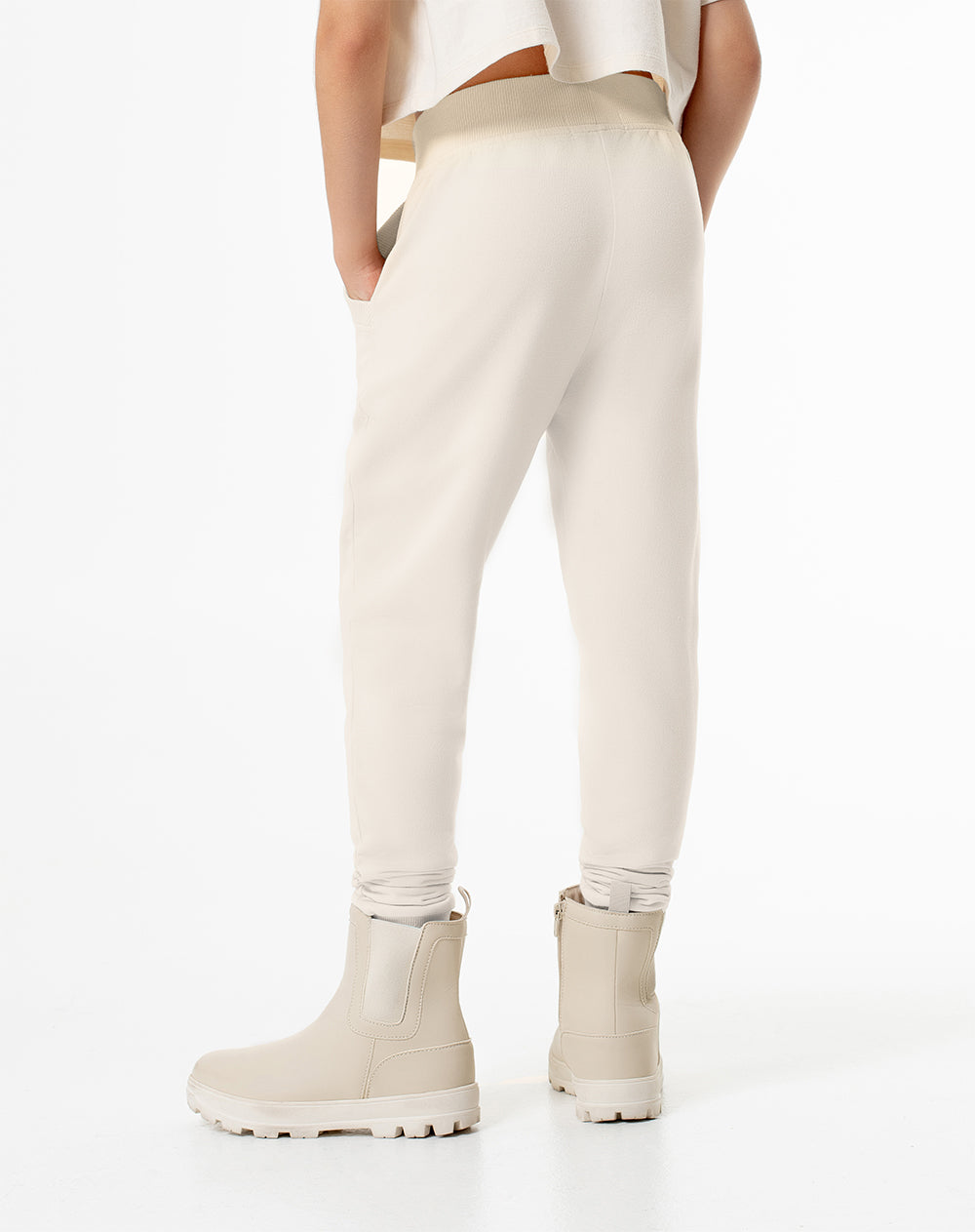 Jogger regular tiro medio crema niña
