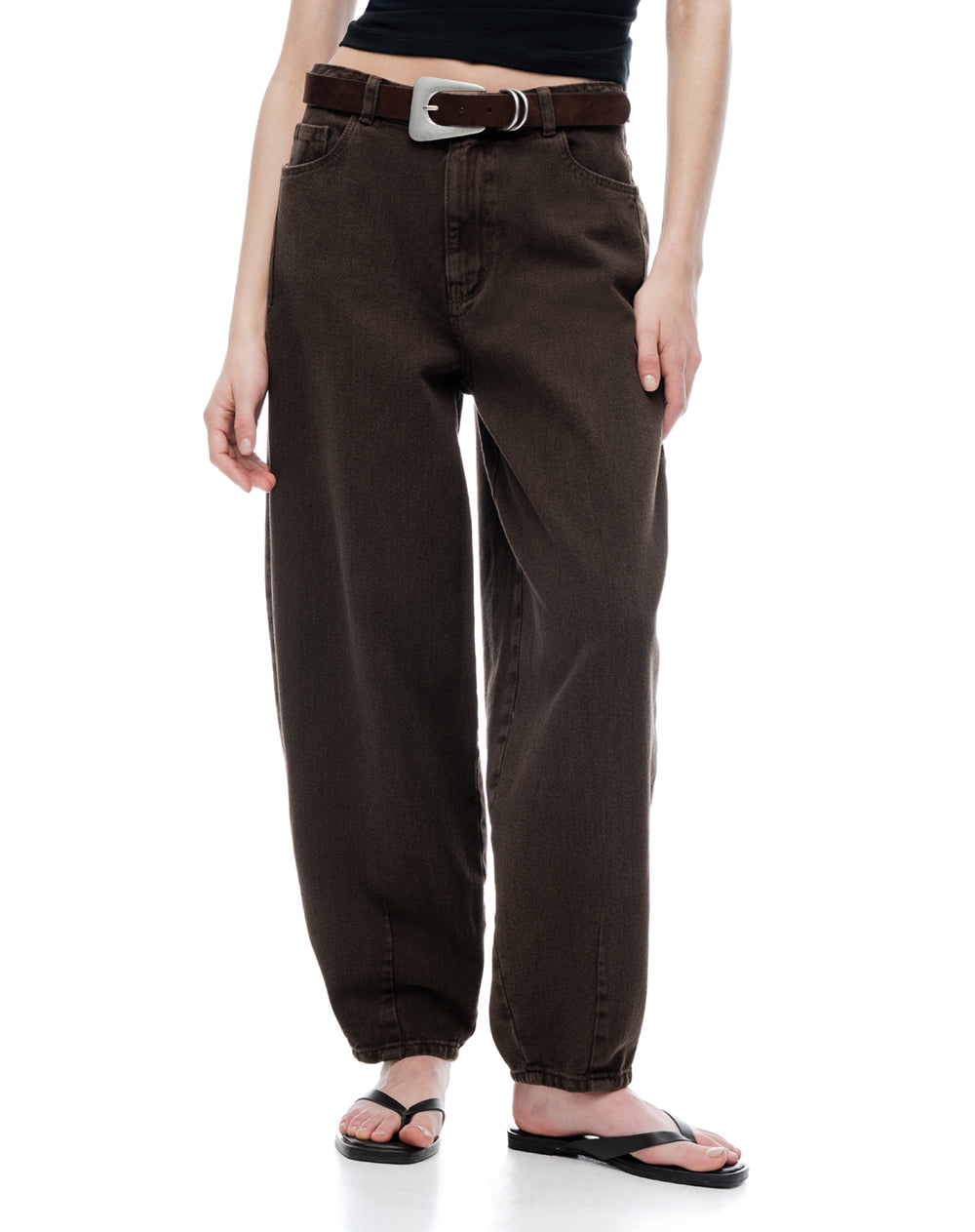 Jean barrel tiro medio chocolate mujer