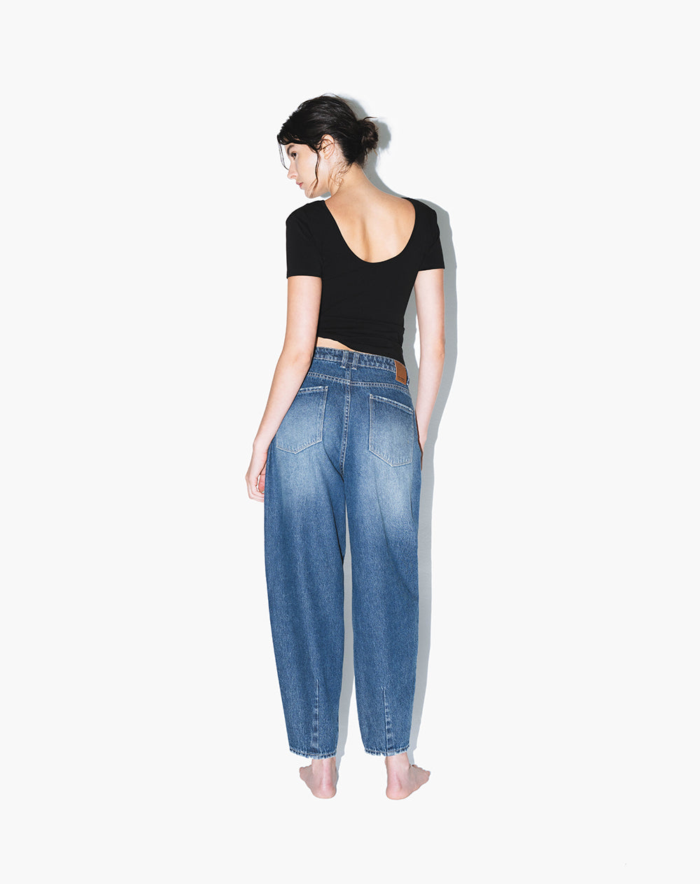 Jean barrel tiro medio índigo medio mujer