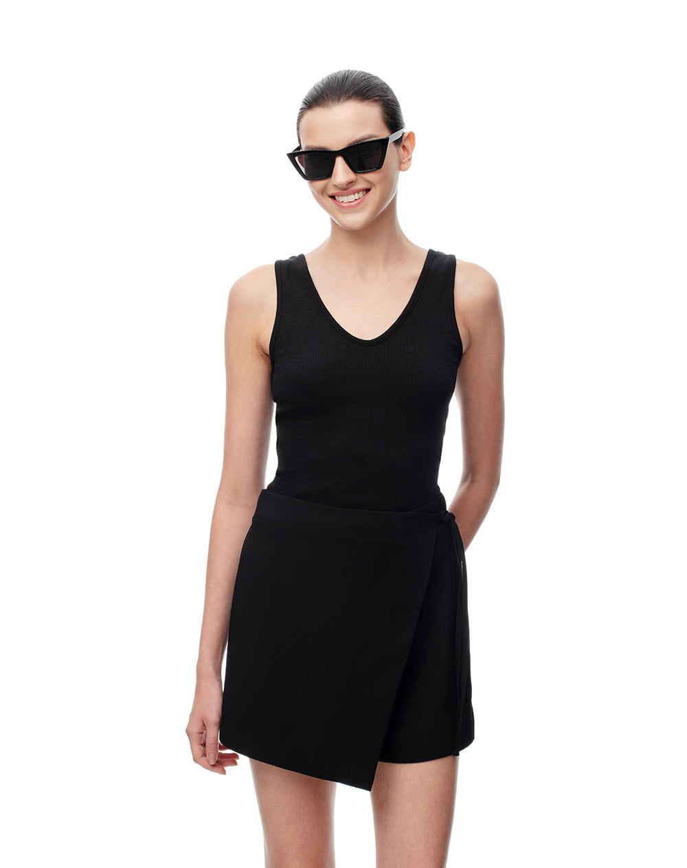 Falda short tiro medio cruzada anudada negra mujer