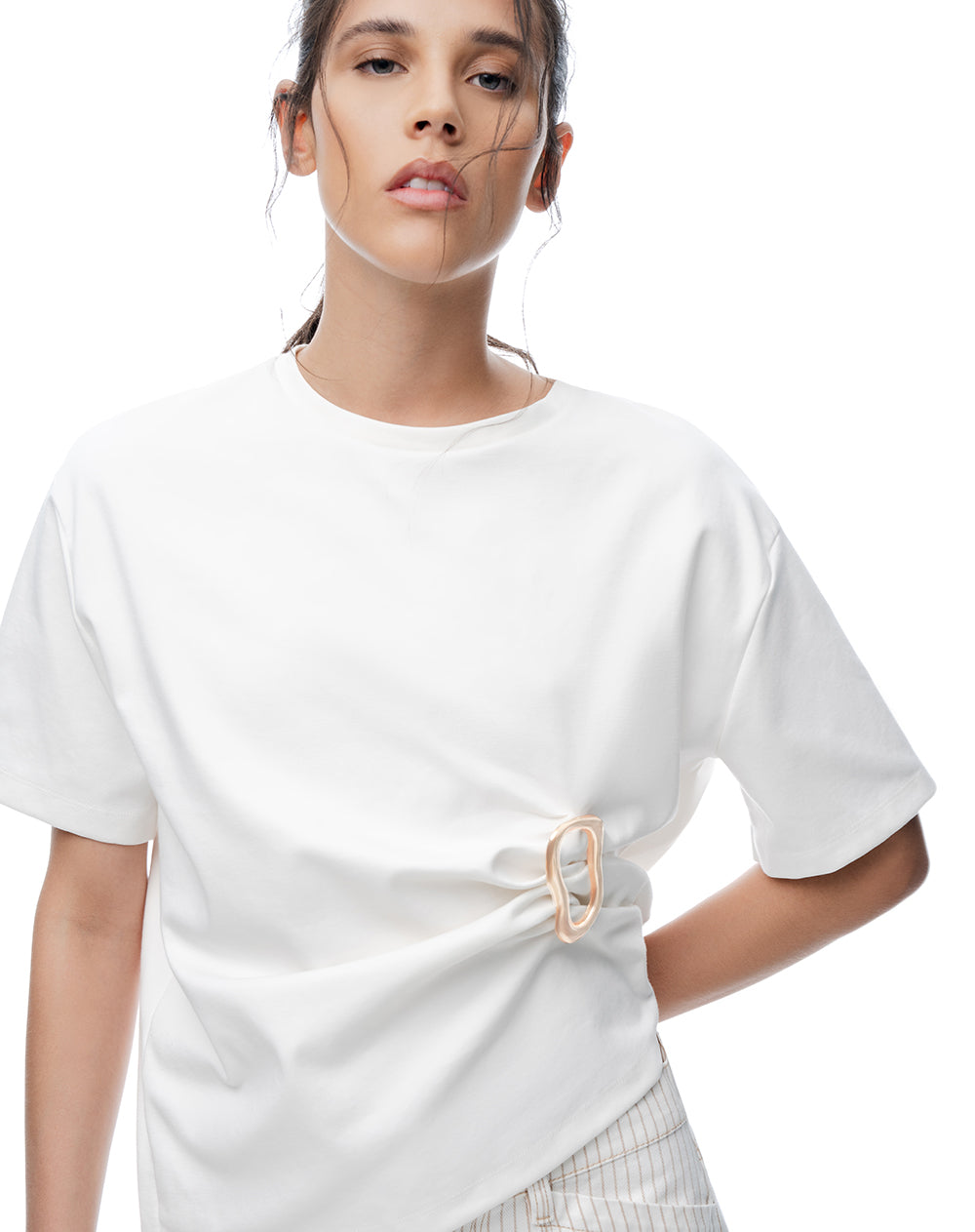 Prendedor asimétrico dorado