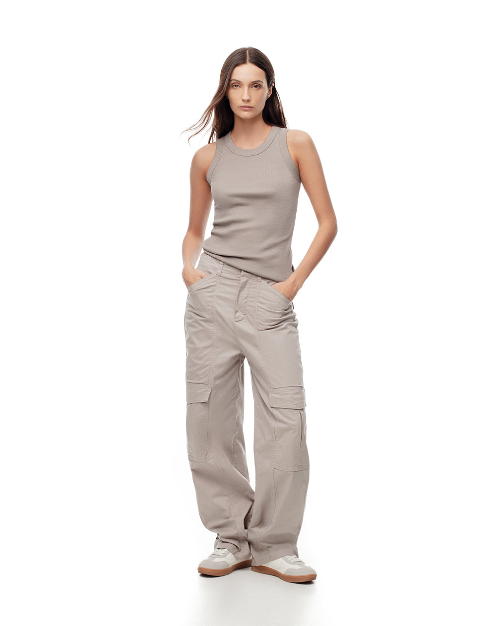 Pantalón cargo tiro medio algodón bolsillos gris mujer