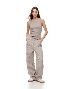 Pantalón cargo tiro medio algodón bolsillos gris mujer