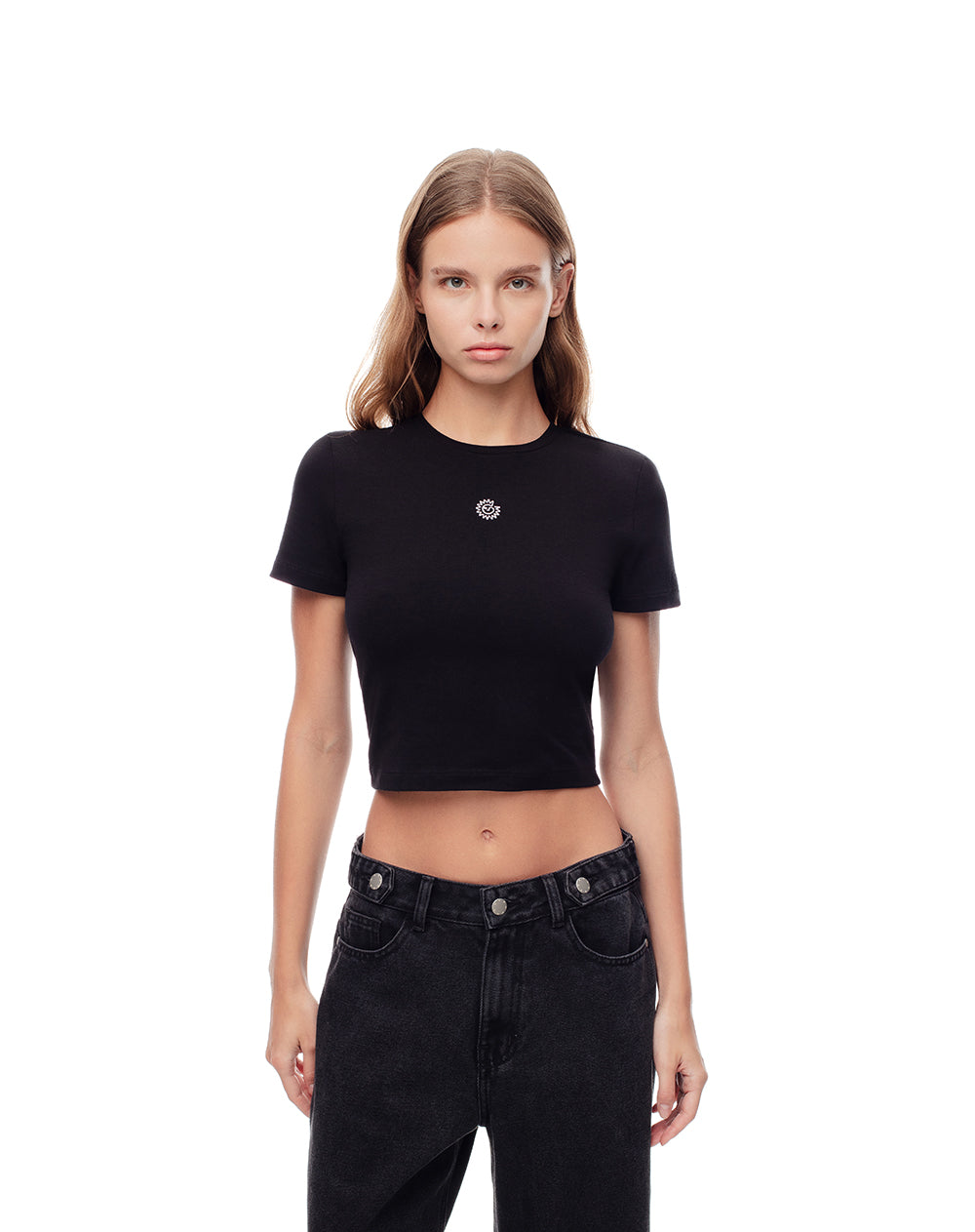 Camiseta crop slim algodón negra bordado mujer