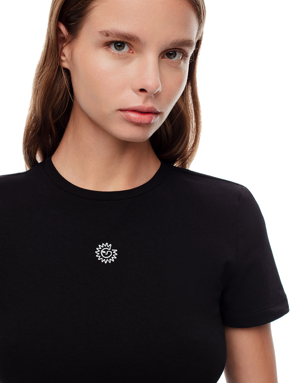 Camiseta crop slim algodón negra bordado mujer