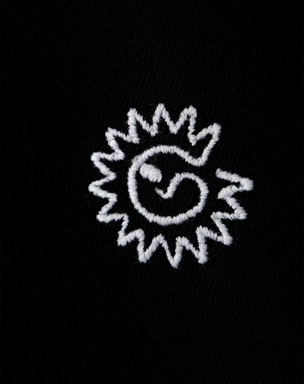 Camiseta crop slim algodón negra bordado mujer