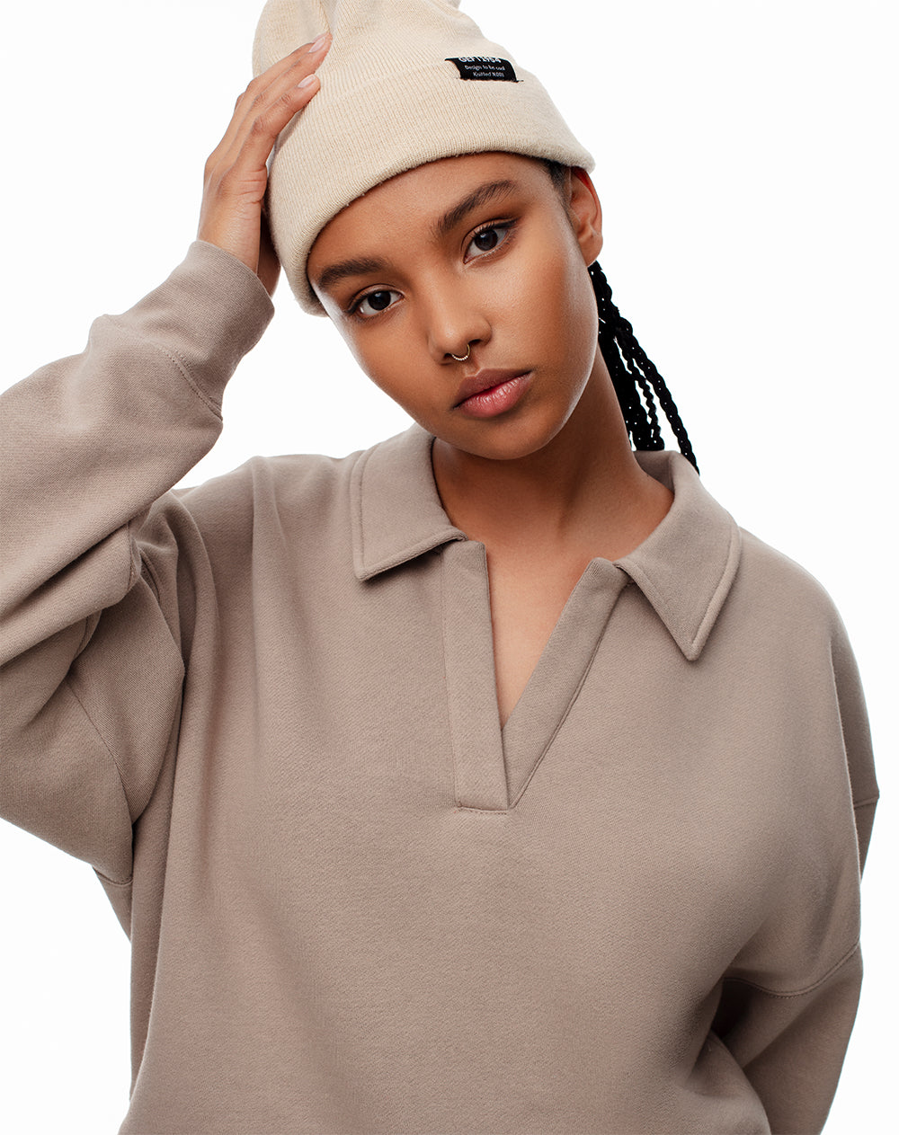 Buzo tipo polo regular taupe mujer