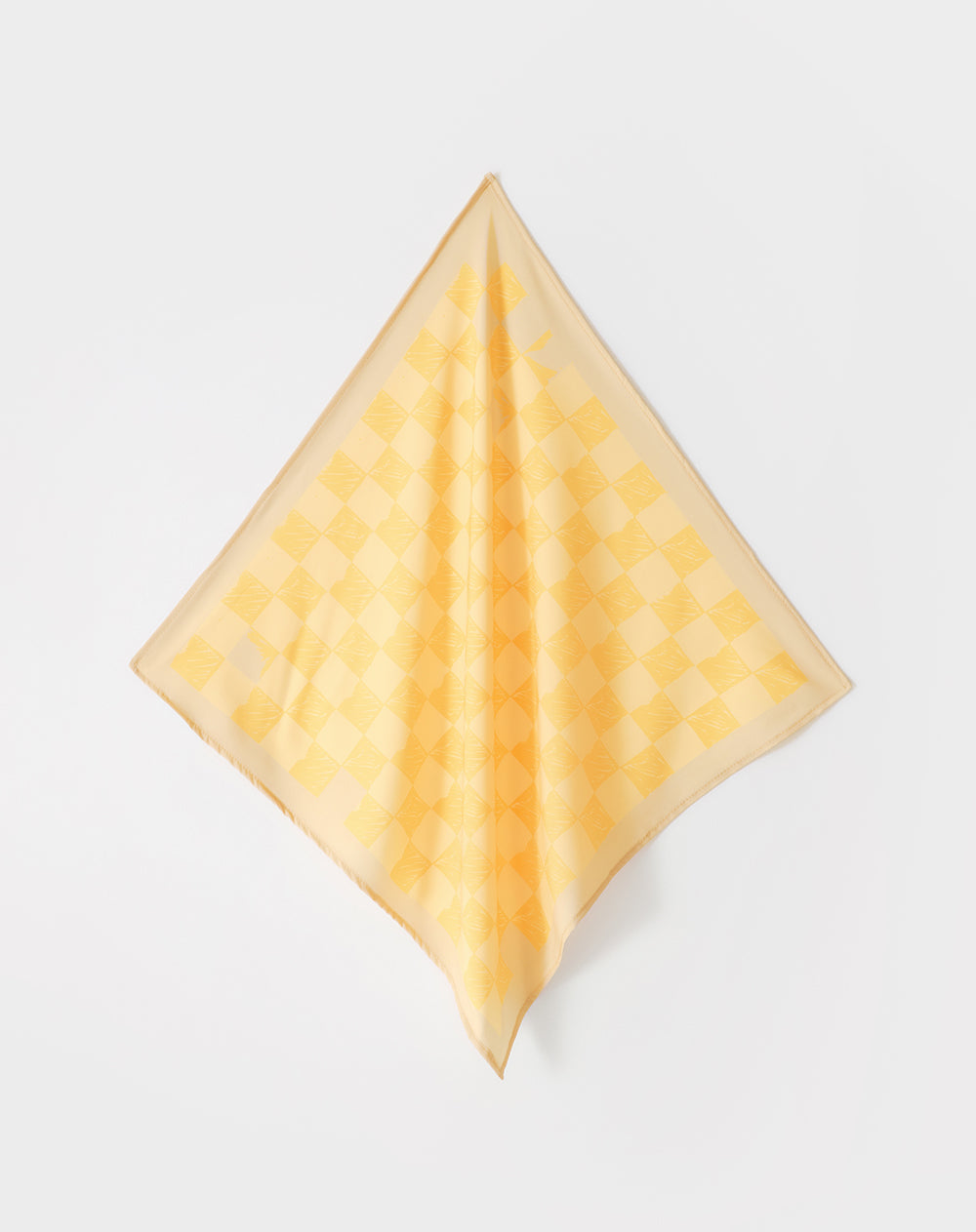 Pañuelo satinado amarillo estampado